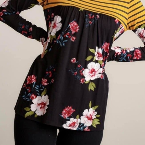 ✨LAST ONE ✨Sun N Moon Black Floral Top - Picture 2 of 4